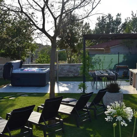 House With Jacuzzi In 2306 *