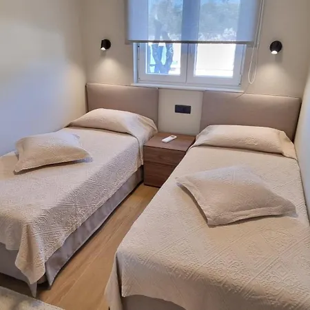 House With Jacuzzi In 2306 *