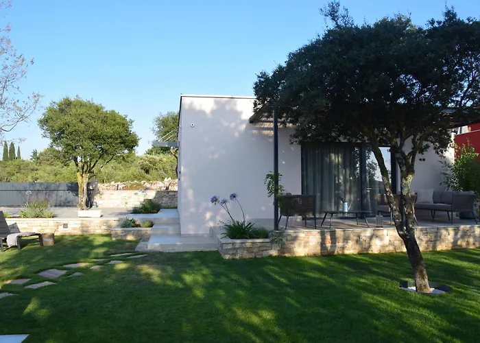 House With Jacuzzi In 2306